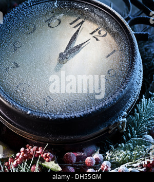 Nouvelle Année avec de la neige en poudre de l'horloge. Cinq à douze. Banque D'Images