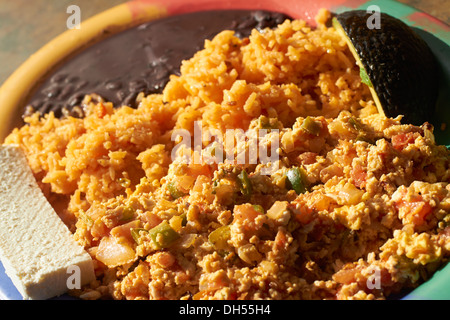 Oeufs de style mexicain avec des poivrons et tomates, huevos Mexicanos Banque D'Images