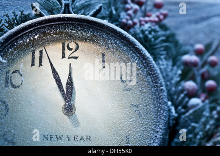 Nouvelle Année avec de la neige en poudre de l'horloge. Cinq à douze. Banque D'Images