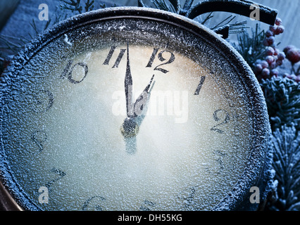 Nouvelle Année avec de la neige en poudre de l'horloge. Cinq à douze. Banque D'Images