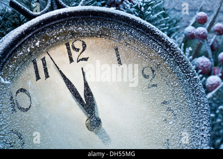 Nouvelle Année avec de la neige en poudre de l'horloge. Cinq à douze. Banque D'Images