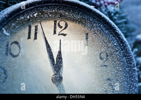 Nouvelle Année avec de la neige en poudre de l'horloge. Cinq à douze. Banque D'Images