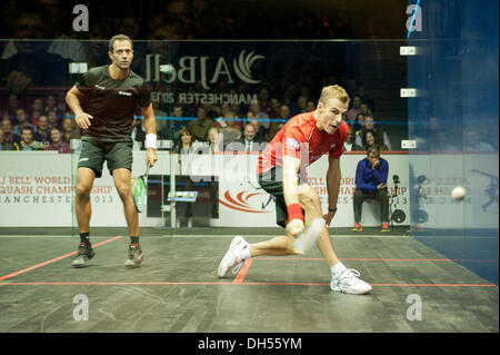 Manchester, UK. 31 octobre 2013. L'Angleterre Nick Matthew (classement mondial PSA Dunlop No4) a battu l'Égypte Amr Shabana (Dunlop du classement mondial PSA NO8) 3-0, après 43 minutes en quart de finale du Championnat du Monde de Squash AJ Bell à la Manchester Central. 11-8, 11-4, 11-7 Matthews prend sa place en demi-finale pour être joué le samedi 2 novembre. Credit : Russell Hart/Alamy Live News. Banque D'Images