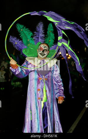 Derry, Londonderry, en Irlande du Nord, 31 octobre 2013. Revelers vêtus de costumes colorés profiter les rives de la Foyle Halloween Carnaval dans la ville britannique de la Culture 2013. Crédit : George Sweeney / Alamy Live News Banque D'Images