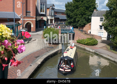 Canal Boat sur le canal près de Oxford Castle Quay Shopping Centre, Banbury, Oxfordshire. Banque D'Images
