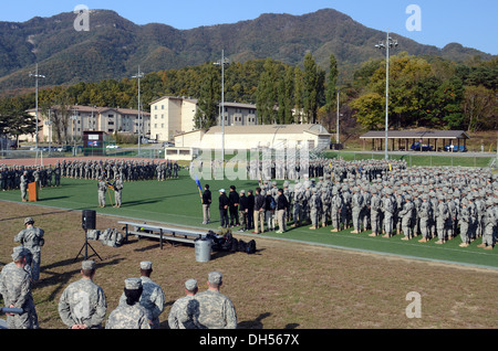 Manchu du 2e Bataillon, 9e Régiment d'infanterie, 1st Armored Brigade Combat Team, 2e Division d'infanterie, se rassemblent dans le champ des soldats au Camp Casey lors de la cérémonie d'ouverture du Mile avec invités spéciaux d'associations d'Anciens Combattants KATUSA Banque D'Images