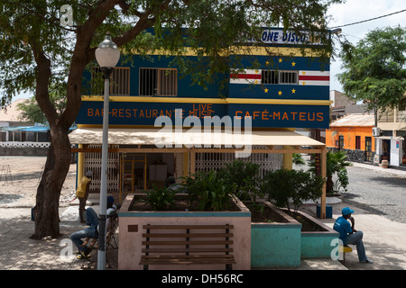 Café et discothèque aux couleurs du drapeau national, Santa Maria, Sal, Cap-Vert Banque D'Images
