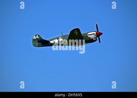 P-40 Curtiss Kittyhawk voler contre Ciel bleu clair à Sywell et Piston Accessoires Show Banque D'Images