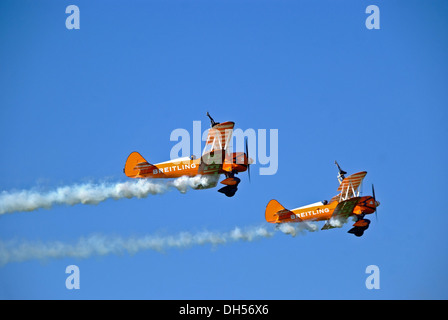 Breitling wing walkers Aerobatics Display Team avec ciel bleu clair à piston et accessoires Voir l'aérodrome sywell Northamptonshire Banque D'Images