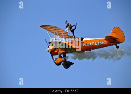 Breitling wing walkers Aerobatics Display Team avec ciel bleu clair à piston et accessoires Voir l'aérodrome sywell Northamptonshire Banque D'Images