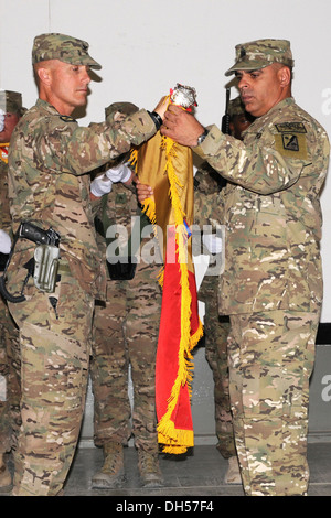 Originaire de Phoenix, le Colonel Mark D. Collins (à gauche), commandant de la 82e Brigade de soutien, et à New York, Native Command Sgt. Le major Alberto Banque D'Images