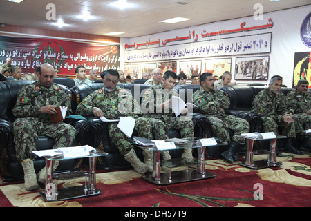 L'Armée nationale afghane de l'ARMÉE AMÉRICAINE, les soldats polonais et assister à la 203e de l'ANA Formation trimestriel Corps Mémoire sur l'exploitation de l'avant Banque D'Images