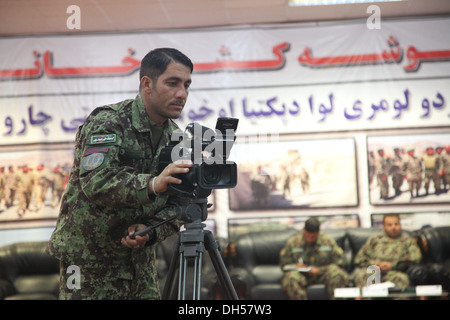 Affaires publiques de l'Armée nationale afghane enregistre le soldat ANA 203e Corps canadien de formation trimestriel bref sur la base d'opération avancée Thunder, Afghanistan, le 28 octobre 2013. Ce mémoire examine le dernier quart de la formation et de l'aide à préparer pour le prochain trimestre. Banque D'Images