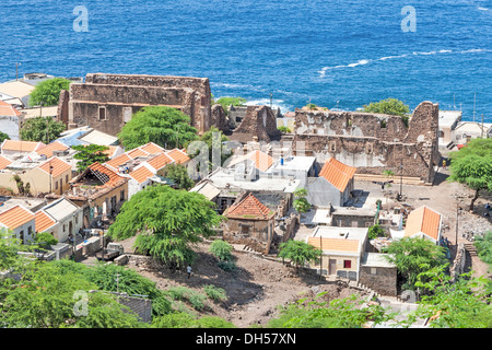 Cidade Velha, ville historique, avec vue sur la vieille cathédrale, l'île de Santiago, le Cap-Vert Banque D'Images