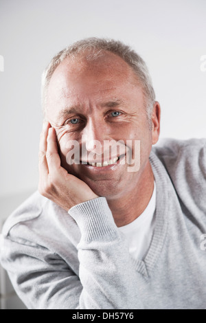 Smiling man, portrait, Mannheim, Bade-Wurtemberg, Allemagne Banque D'Images