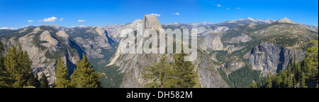 Yosemite Valley Panorama avec demi-dôme, Californie Banque D'Images