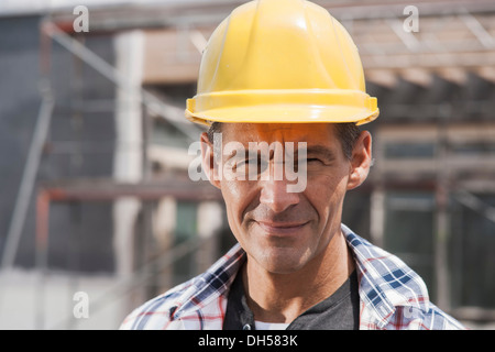 Travailleur de la construction sur un site de construction, portrait, Mannheim, Bade-Wurtemberg, Allemagne Banque D'Images