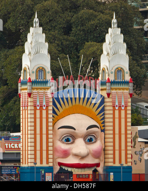 Visage peint iconique et de piliers à l'entrée du parc d'attractions Luna Park à côté de port de Sydney , Australie Banque D'Images