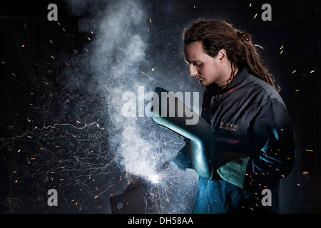 Soudure soudeur avec équipement de protection, Kundl, district de Kufstein, Tyrol du Nord, Tirol, Autriche Banque D'Images