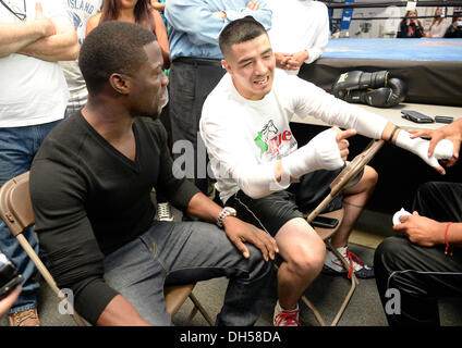 Oxnard, CA, USA. 31 octobre, 2013. R.) l'ancien champion du monde BRANDON ''Bam bam'' RIOS est visiter par l'acteur Kevin Hart, qui stars comme un promoteur de boxe dans le prochain Warner Bros Pictures film ''au cours de sa lutte à sa seule MÉDIAS AMÉRICAINS Workout Jeudi, 31 octobre, à l'Académie de boxe Robert Garcia. Rios est en formation profonde pour son très attendu super-légers collision avec Fighter de la décennie, le congressiste MANNY "Pacman" PACQUIAO. Rios part pour Macao le 11 novembre à s'acclimater à l'environnement. La lutte entre Pacquiao vs Crédit : ZUMA Press, Inc./Alamy Live News Banque D'Images