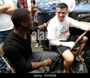 Oxnard, CA, USA. 31 octobre, 2013. R.) l'ancien champion du monde BRANDON ''Bam bam'' RIOS est visiter par l'acteur Kevin Hart, qui stars comme un promoteur de boxe dans le prochain Warner Bros Pictures film ''au cours de sa lutte à sa seule MÉDIAS AMÉRICAINS Workout Jeudi, 31 octobre, à l'Académie de boxe Robert Garcia. Rios est en formation profonde pour son très attendu super-légers collision avec Fighter de la décennie, le congressiste MANNY "Pacman" PACQUIAO. Rios part pour Macao le 11 novembre à s'acclimater à l'environnement. La lutte entre Pacquiao vs Crédit : ZUMA Press, Inc./Alamy Live News Banque D'Images