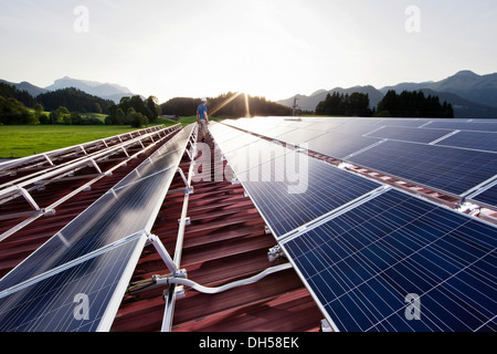 L'inspection d'un technicien de l'usine d'énergie solaire, Schwendt, District de Kitzbühel, Tyrol du Nord, Tyrol, Autriche Banque D'Images