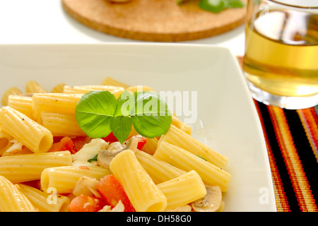 Les pâtes italiennes avec tomates, mozzarella et champignons. Banque D'Images