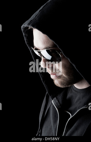 Homme portant des lunettes de soleil et une capuche, Innsbruck, Tyrol, Autriche Banque D'Images