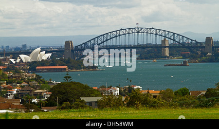 Paysage de ville montrant Sydney Harbour Bridge, opéra, emblématique et maisons à côté d'eaux bleues de Darling Harbour Banque D'Images