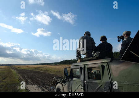 Une troupe de parachutistes, 1er Escadron, 91e Régiment de cavalerie (Airborne), 173ème Infantry Brigade Combat Team (Airborne), participer à la nation partenaire familiarisation armes ici le 29 octobre. La reconnaissance de la brigade scouts participent à l'exercice Banque D'Images