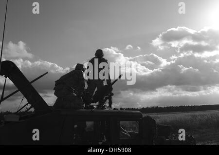 Une troupe de parachutistes, 1er Escadron, 91e Régiment de cavalerie (Airborne), 173ème Infantry Brigade Combat Team (Airborne), participer à la nation partenaire familiarisation armes ici le 29 octobre. La reconnaissance de la brigade scouts participent à l'exercice Banque D'Images