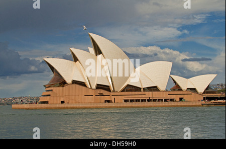 L'opéra de Sydney, édifice emblématique de l'eau à côté du port dans le capitale de NSW Australie Banque D'Images