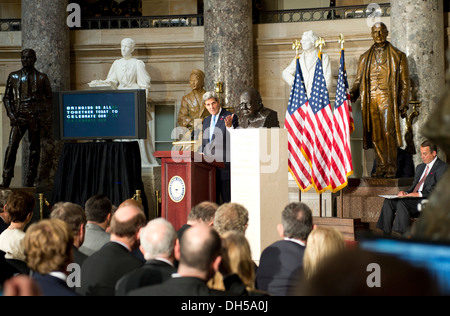 Le secrétaire d'Etat John Kerry prononce une allocution à l'inauguration d'un buste de Winston Churchill au Capitole à Washington, D.C., le 30 octobre 2013. Le buste est mis en application de la résolution 497, qui a été rédigé par l'Assemblée Le Président Joh