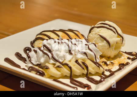 Crêpes à la banane , sauce au chocolat servi avec crème fouettée et crème glacée à la vanille Banque D'Images