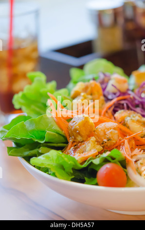 Close up et crevettes salade de légumes avec la sauce dans un bol blanc Banque D'Images