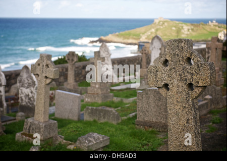 Au-dessus de la plage de Porthmeor cimetière à St Ives Cornwall UK Angleterre Grande-Bretagne Banque D'Images