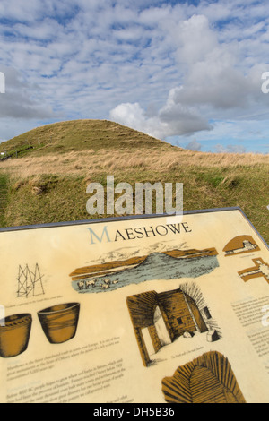 Des îles Orcades, en Écosse. Vue pittoresque de l'époque néolithique cairn chambré à Maeshowe. Banque D'Images
