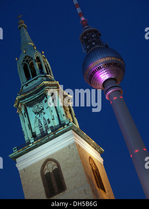 Marienkirche St., Eglise St Mary, et tour de télévision de Berlin, Berlin au crépuscule Banque D'Images