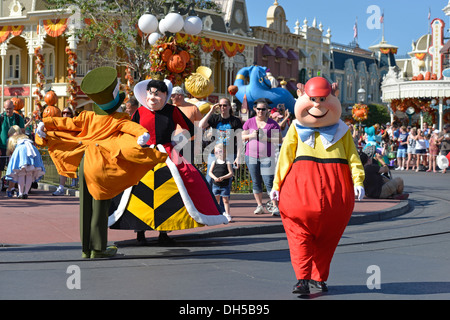 Les personnages Disney Tweedle Dee et Tweedle Dum, Mad Hatter, la Reine de Cœur à Parade à Magic Kingdom, Disney World, en Floride Banque D'Images