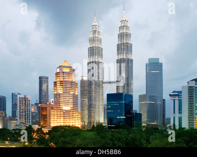 En soirée, les Tours Petronas, Kuala Lumpur, Malaisie Banque D'Images