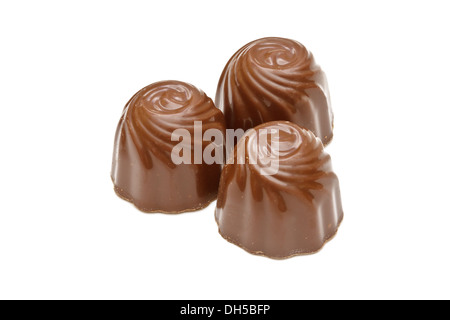 Pralines au chocolat sur fond blanc Banque D'Images