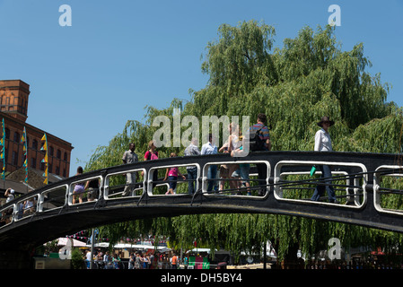 Pont de fer traversant le Regent's Canal à Camden Town, Londres, Angleterre, Royaume-Uni Banque D'Images