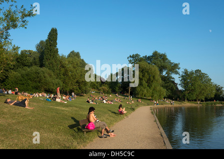 Les gens relaxer au bord des étangs de Highgate, Hampstead Heath à Londres, Angleterre, Royaume-Uni Banque D'Images