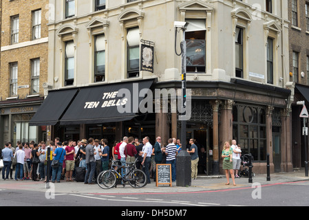 Les personnes qui boivent à l'extérieur dix cloches pub à Spitalfields, Londres, Angleterre, Royaume-Uni Banque D'Images