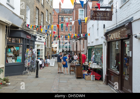 Petits magasins et boutiques sur Flask Walk, London, England, UK Banque D'Images