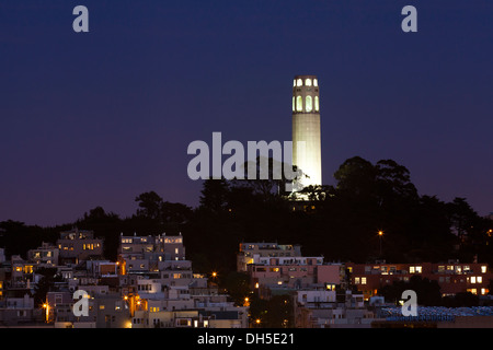 La Coit Tower sur Telegraph Hill - San Francisco, CA Banque D'Images