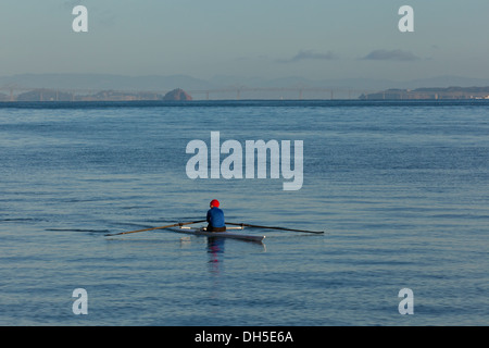 Un rameur dans un bateau skiff Banque D'Images