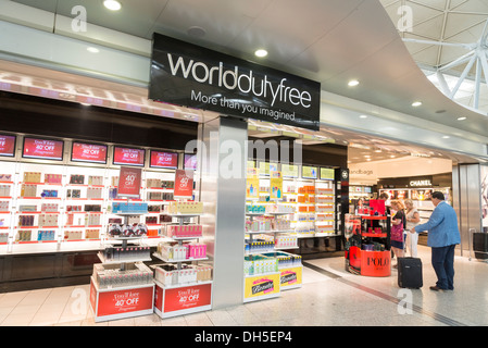 World Duty Free Shop dans la salle des départs de l'aéroport de Stansted, Angleterre, RU Banque D'Images