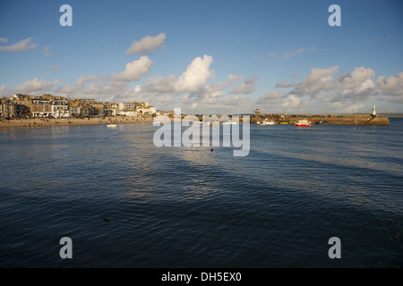 Le port de St Ives en Cornouailles en fin d'après-midi soleil en automne Banque D'Images