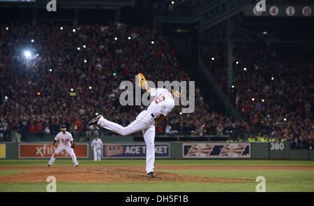 Boston, Massachusetts, USA. 30Th Oct, 2013. Koji Uehara (Red Sox) MLB : Koji Uehara des Boston Red Sox emplacements en neuvième manche pendant la partie 6 de la Ligue Majeure de Baseball 2013 World Series contre les Cardinals de Saint-Louis au Fenway Park à Boston, Massachusetts, United States . Credit : AFLO/Alamy Live News Banque D'Images